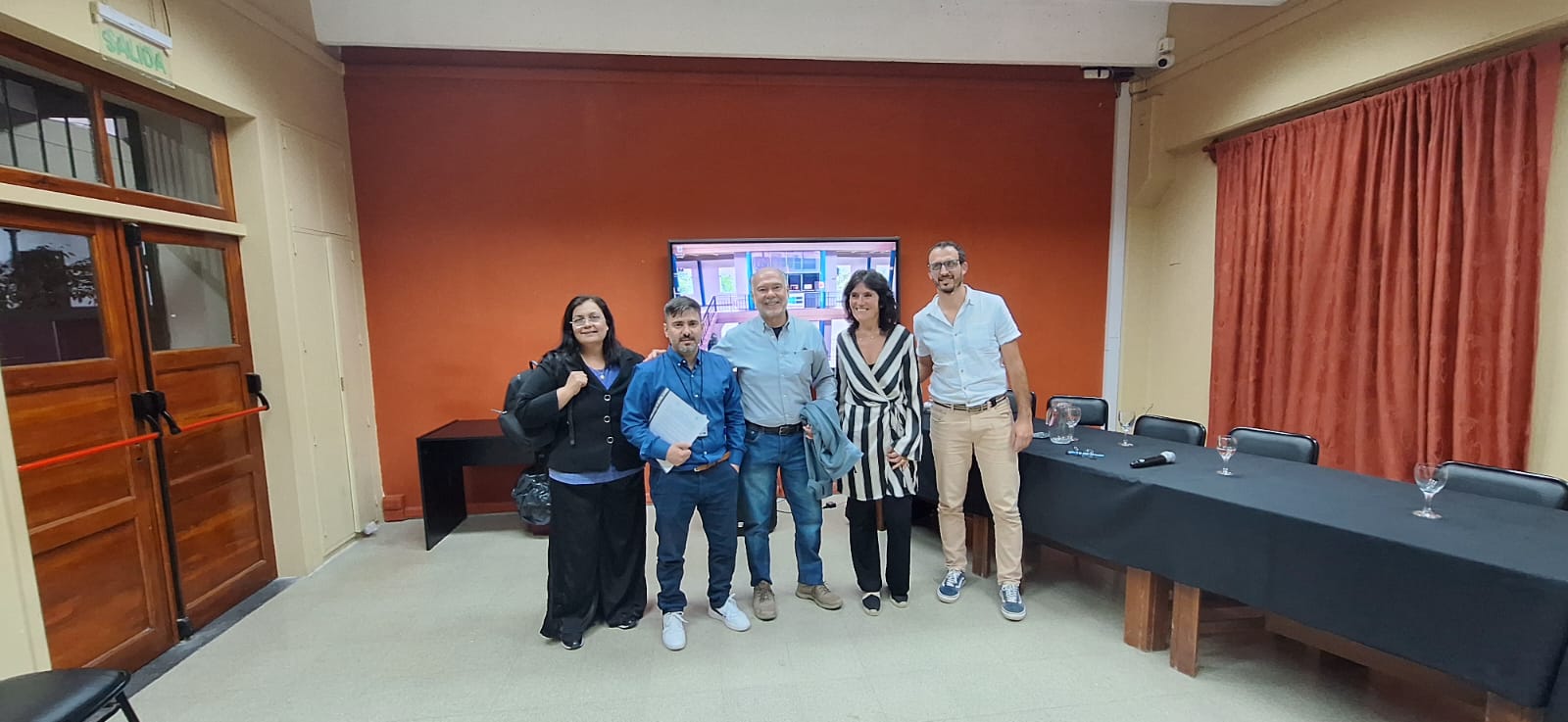 Representantes de ASADES y la Asociación Física Argentina luego de la firma del convenio